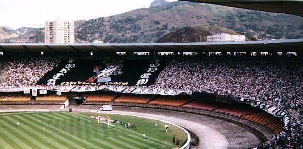 Les Supporters brandissent leurs couleurs